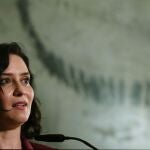 La presidenta madrileña en funciones, Isabel Díaz Ayuso, tras una reunión con la presidenta de la Asamblea de Madrid, María Eugenia Carballedo.