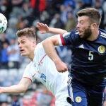 Grant Hanley de Escocia, en acción contra Patrik Schick