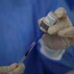 Personal sanitario prepara una dosis de la vacuna de AstraZeneca