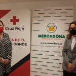 La presidenta provincial de Cruz Roja en Valladolid, Rosa Urbón, y la directora de Relaciones Externas de Mercadona en Valladolid, Laura del Palacio, suscriben el acuerdo