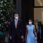 Los Reyes Felipe y Letizia, en la explanada del Palacio de San Telmo después del acto de la entrega de la Medalla de Honor de Andalucía