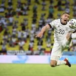 Robin Gosens trata de controlar el balón durante el partido hoy entre Alemania y Francia.
