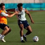 Azpilicueta defiende a Adama Traoré en un entrenamiento de la selección