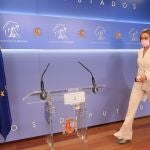 La portavoz del PP en el Congreso, Cuca Gamarra, a su llegada a una rueda de prensa en el Congreso de los Diputados