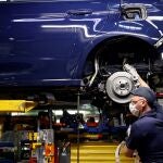 Imagen de un trabajador en la factoría de Ford Almussafes
