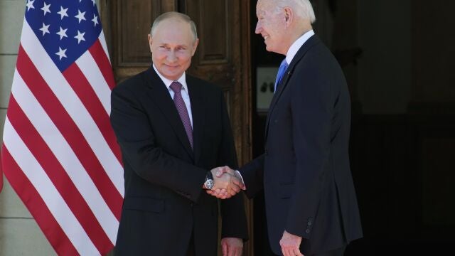 La última vez que los dos líderes se habían visto en persona fue en 2011 en Moscú cuando Biden era vicepresidente de Barak Obama y Putin primer ministro. AP