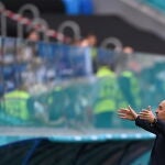 El entrenador ruso Stanislav Cherchesov y su gesto con la Coca-Cola