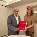 Juan de Ávalos Carballo, hijo del escultor y presidente de la fundación que lleva su nombre, recibe el expediente de la Asociación San Miguel Arcángel