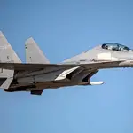 Los entusiastas de los aviones y los expertos militares dicen que los aviones de ataque H-6N también se modifican para transportar los últimos drones espía de China.