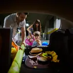 Una familia llenando el coche para irse de vacaciones