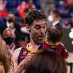Pau Gasol, con su hija en la celebración del título del Barça