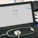 El 45% de los españoles consulta alguna vez al "Dr. Google" y el 87% de sus contenidos no tiene que ver con la evidencia científica