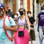 Gente con mascarillas paseando por Madrid