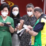 La Reina Letizia y Kim Jung-Sook compran un cupón de la ONCE