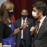 El vicepresidente del Govern y conseller de Políticas Digitales, Jordi Puigneró (d), junto a la presidenta de la cámara catalana, Laura Borràs (i), durante la sesión de control ante el pleno del Parlament.