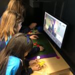 Escolares del Colegio de La Inmaculada de Peñafiel trabajan con un ordenador en clase