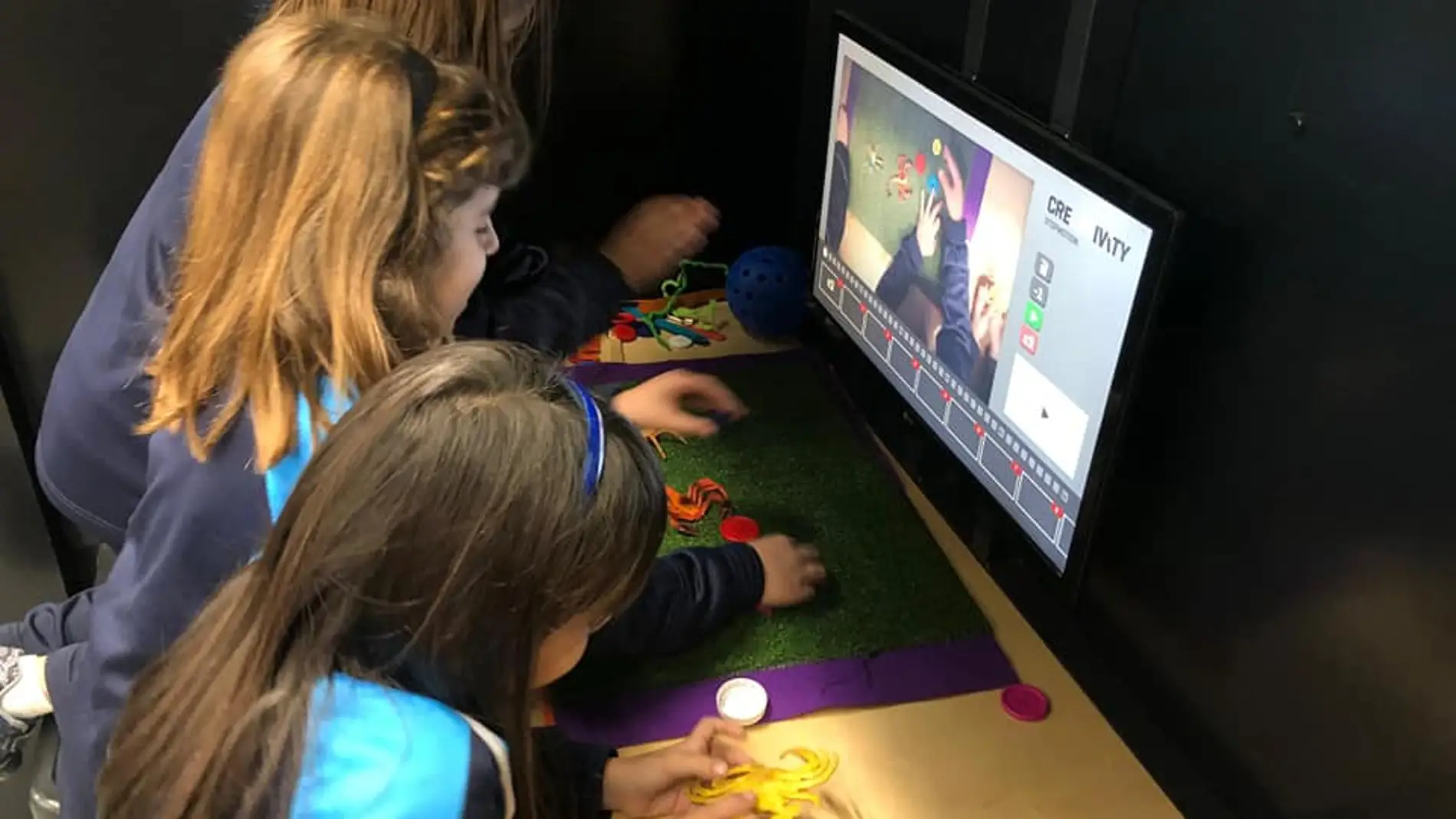 Escolares del Colegio de La Inmaculada de Peñafiel trabajan con un ordenador en clase