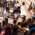 -FOTODELDÍA- AME6092. PUERTO PRÍNCIPE (HAITÍ), 16/06/2021.- Niños reciben información hoy, en un espacio del Centro Deportivo de Carrefour en Puerto Príncipe (Haití). Más de 1.500 personas viven allí desde hace al menos dos semanas, desde que se desató una guerra urbana entre dos bandas por el control de las barriadas de Martissant y Fontamara, en la entrada sur de Puerto Príncipe. EFE/Jean Marc Herve Abelard