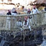 La comunidad reconstruye el puente utilizando técnicas tradicionales de tejido