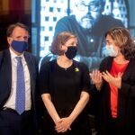 La viuda de Carlos Ruiz Zafón, Mari Carmen Bellver (c); el presidente de Planeta, José Creuheras (i); y la alcaldesa Ada Colau (d), durante el acto de homenaje en vísperas del primer aniversario de la muerte del escritor Carlos Ruiz Zafón, que ha rendido Barcelona al autor de "La sombra del viento" en un evento en el Ayuntamiento de Barcelona, este jueves. EFE/Marta Pérez La viuda de Carlos Ruiz Zafón, Mari Carmen Bellver (c); el presidente de Planeta, José Creuheras (i); y la alcaldesa Ada Colau (d), durante el acto de homenaje en vísperas del primer aniversario de la muerte del escritor Carlos Ruiz Zafón, que ha rendido Barcelona al autor de "La sombra del viento" en un evento en el Ayuntamiento de Barcelona, este jueves. EFE/Marta Pérez