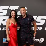 El colaborador de televisión Rafa Mora y su novia Macarena Millán posan para los fotógrafos