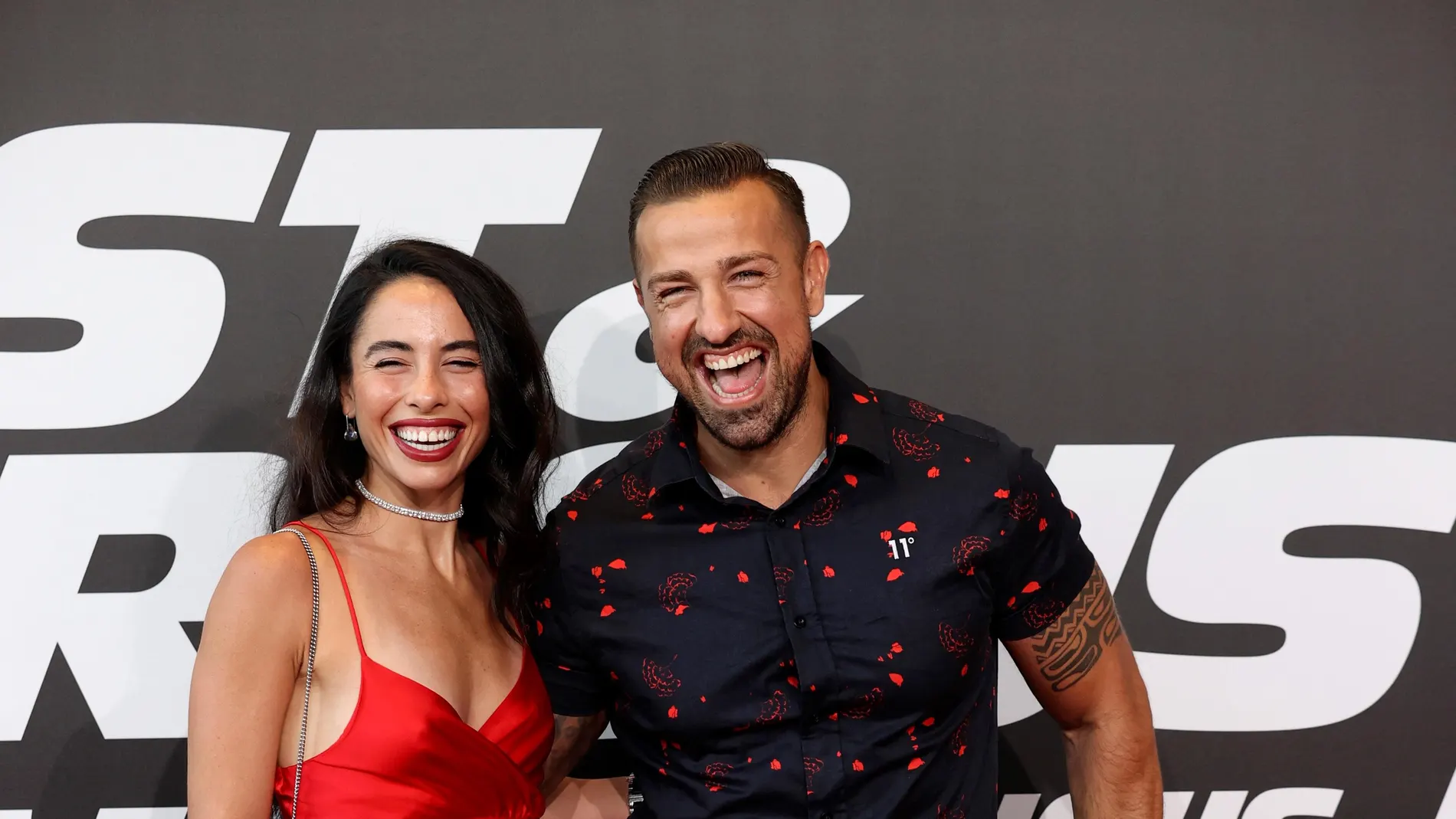 El colaborador de televisión Rafa Mora y su novia Macarena Millán posan para los fotógrafos