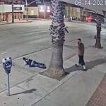 Un hombre tras golpear a una mujer asiática en una calle de Los Angeles
