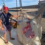 Un miembro del Toftevaag, un antiguo barco pesquero que ahora recoge plásticos y otros residuos marinos en el Mediterráneo