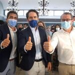 El secretario general del PP, Teodoro García Egea (centro), tras la junta directiva del PP provincial de Alicante, en la que ha participado, convocada por el presidente saliente y único aspirante a liderar el PPCV, Carlos Mazón (izqda), para elegir a su sucesor, el alcalde de Benidorm, Toni Pérez