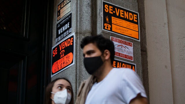 Imagen de carteles de anuncios de vivienda en un portal de Madrid