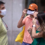Un hombre se quita la mascarilla en Madrid (España)