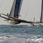 El catamarán del Alinghi suizo (d) y el trimarán del BMW-Oracle estadounidense (i) al inicio de la primera regata de la 33ª edición de la Copa del América que se disputó en aguas de Valencia