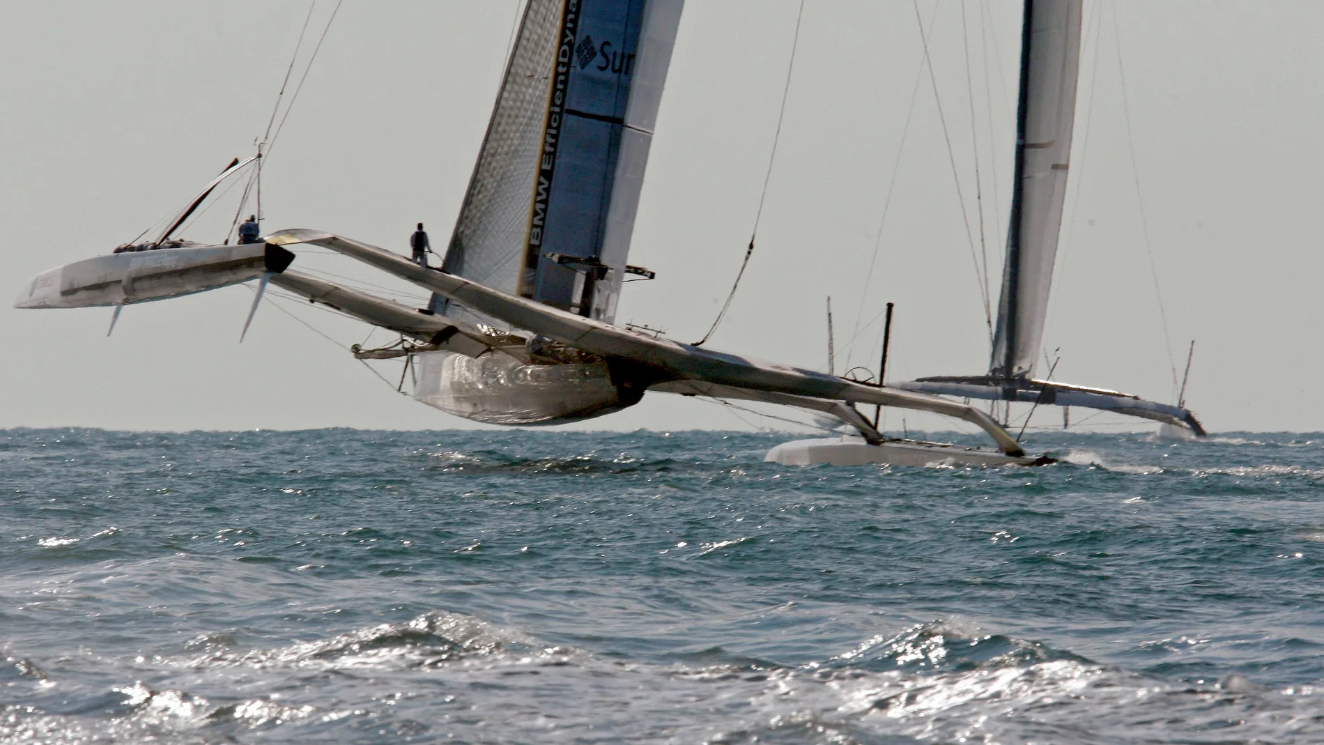 El catamarán del Alinghi suizo (d) y el trimarán del BMW-Oracle estadounidense (i) al inicio de la primera regata de la 33ª edición de la Copa del América que se disputó en aguas de Valencia