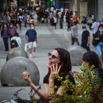Gente sin mascarilla en las calles del centro de Madrid el día de hoy
