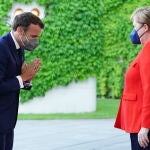 El presidente francés, Emmanuel Macron, saluda a la canciller alemana, Angela Merkel, a su llegada esta tarde a Berlín
