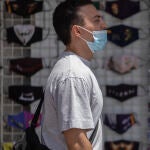 Un hombre con la mascarilla bajada, en la Puerta del Sol