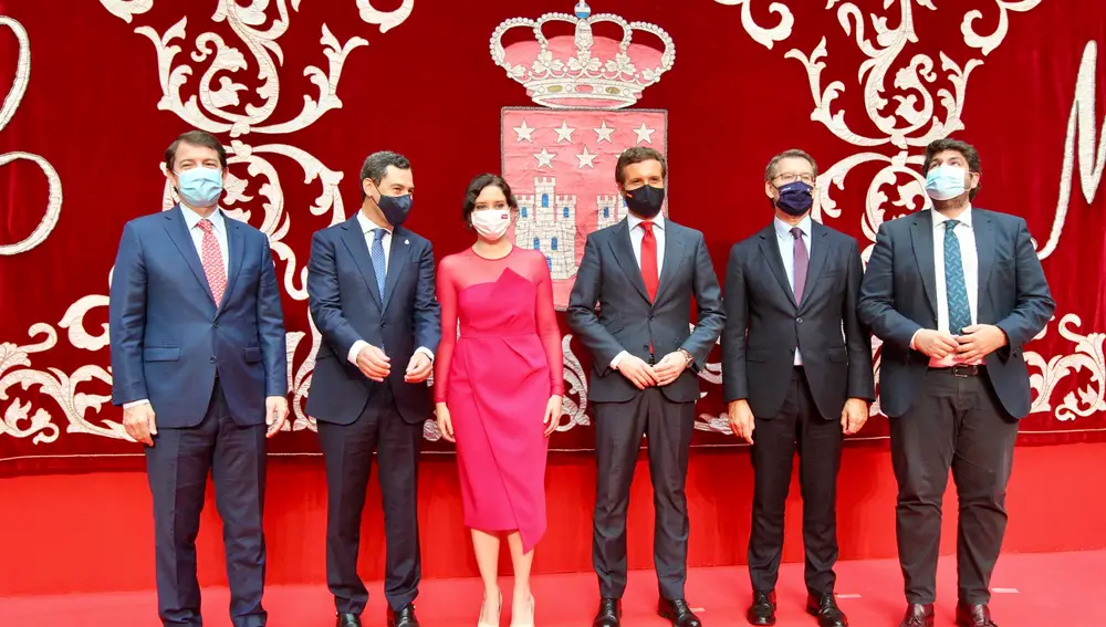 El presidente de la Junta de Castilla y León, Alfonso Fernández Mañueco, asiste a la toma de posesión de la presidenta de la Comunidad de Madrid, Isabel Díaz Ayuso. En la imagen los presidentes de las Comunidades autonómicas presididas por el PP y el presidente del PP Pablo Casado