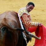 El diestro Enrique Ponce da un pase durante la feria taurina de la festividad del Corpus de Granada 2021 con toros de Daniel Ruiz en la Plaza de toros de Granada. EFE/Pepe Torres