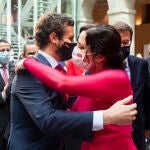 Acto de investidura y juramento de su cargo de Isabel Díaz Ayuso como presidenta de la Comunidad de Madrid en la sede de esta en la Puerta del Sol junto al líder del PP, Pablo Casado
