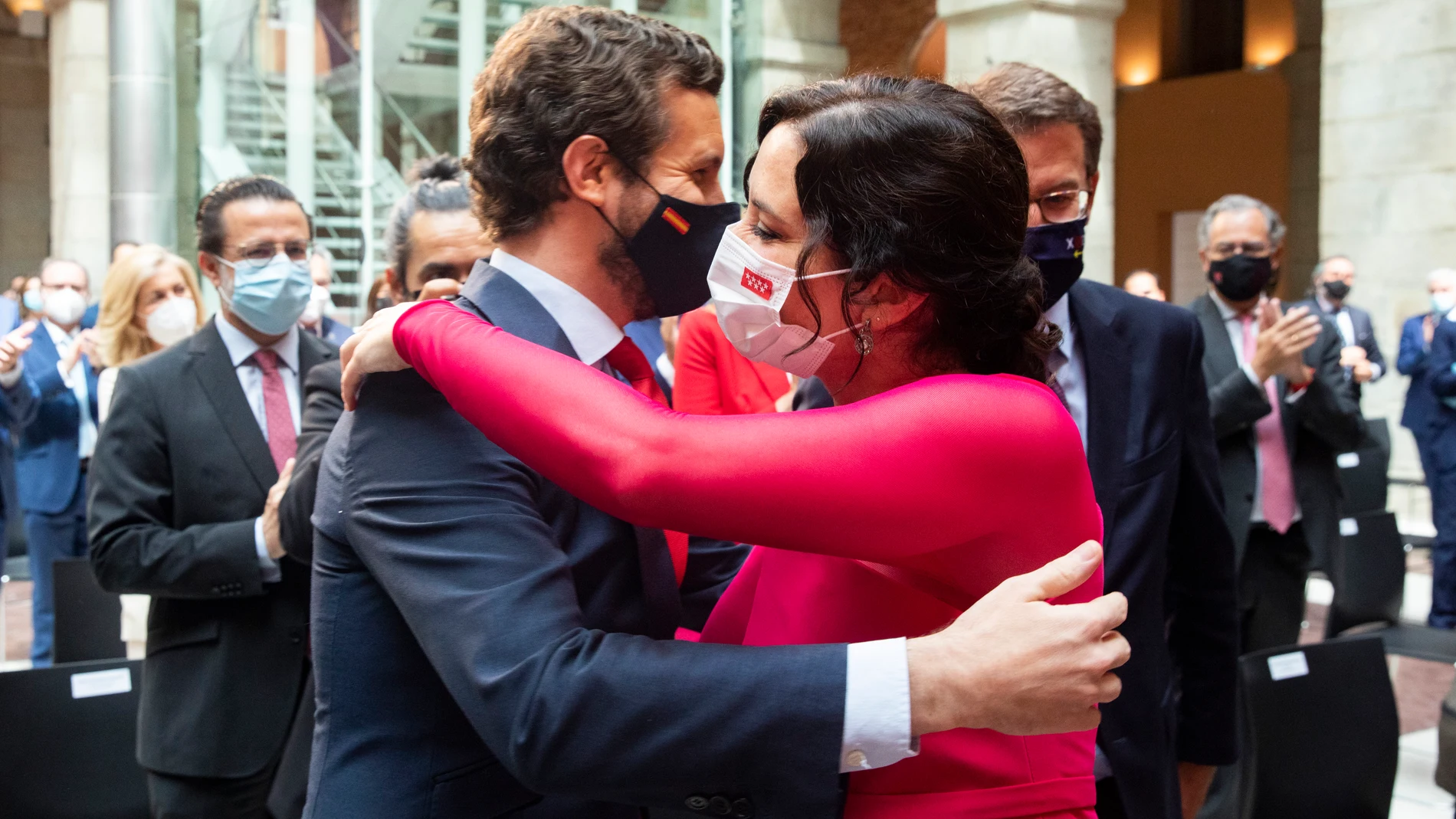 Acto de investidura y juramento de su cargo de Isabel Díaz Ayuso como presidenta de la Comunidad de Madrid en la sede de esta en la Puerta del Sol junto al líder del PP, Pablo Casado