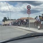 Inmigrantes esta mañana en los alededores de un centro comercial de Ceuta
