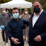 El presidente de ERC, Oriol Junqueras (d), acompañado por el presidente de la Generalitat, Pere Aragones (i), presenta su último libro "Contra l'adversitat" este sábado en el Parc Central del Poblenou de Barcelona.