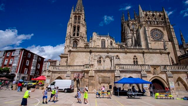 Celebración de la Copa del VIII Centenario de la Catedral de Burgos, con partidos de fútbol benjamín, baloncesto benjamín y balonmano de 8 a 12 años