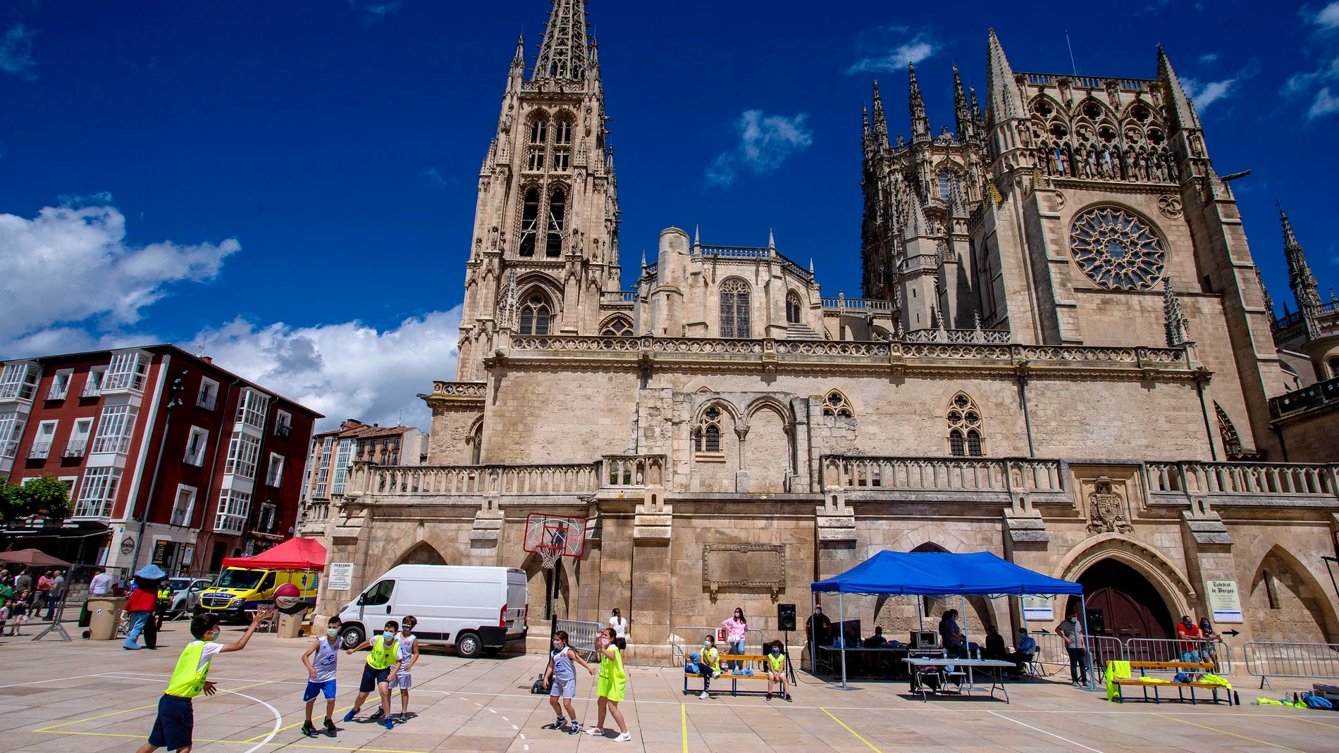 Celebración de la Copa del VIII Centenario de la Catedral de Burgos, con partidos de fútbol benjamín, baloncesto benjamín y balonmano de 8 a 12 años
