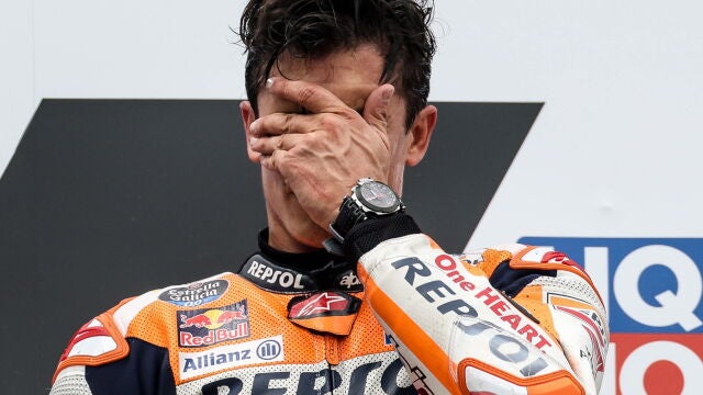 Marc Márquez no pudo evitar emocionarse en el podio después de ganar la carrera en Sachsenring