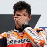 Marc Márquez no pudo evitar emocionarse en el podio después de ganar la carrera en Sachsenring