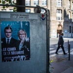 Paris (France), 20/06/2021.- A poster of the 'Rassemblement National' (RN) candidate Jordan Bardella and of the president of the far-right party Marine Le Pen on an electoral panel in front of a polling station during the first round of the 2021 Regional Elections in Paris, France, 20 June 2021. French Regional Elections will take place on 20 and 27 June 2021. (Elecciones, Francia, Jordania) EFE/EPA/CHRISTOPHE PETIT TESSON
