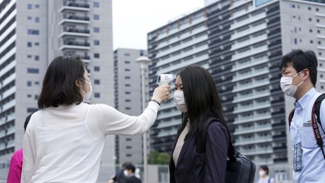 Controles de temperatura en Tokio, junto a la villa olímpica