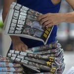 Un quiosquero coloca las copias de Apple Daily en su punto de venta en Hong Kong