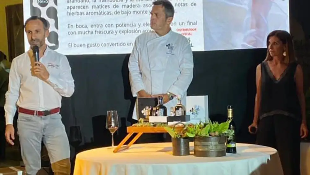 Albert Verdenyen, junto a los productores del vino Nexo, que maridó algunos de los platos durante la cena